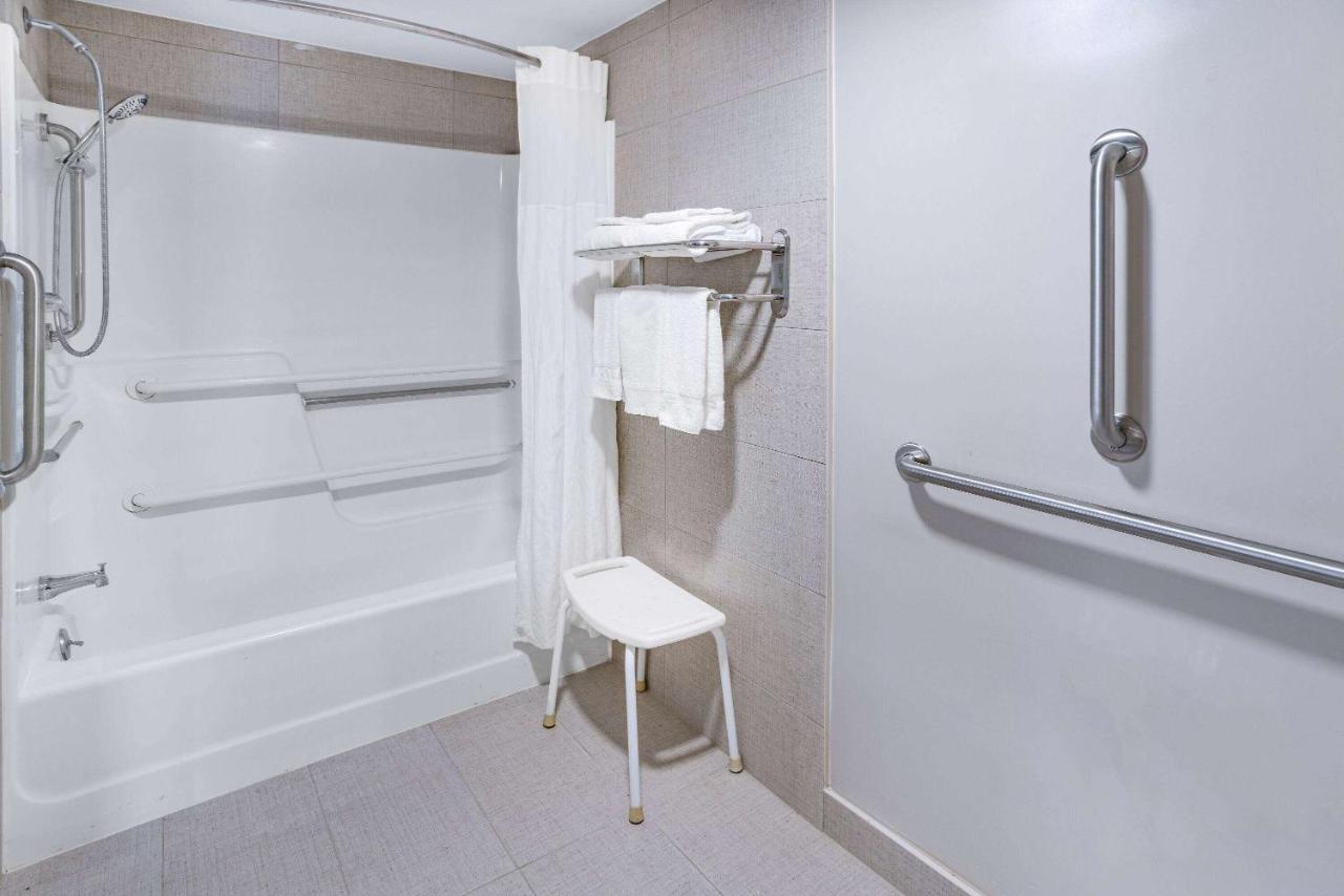 Wingate By Wyndham Fishkill Hotel Екстериор снимка