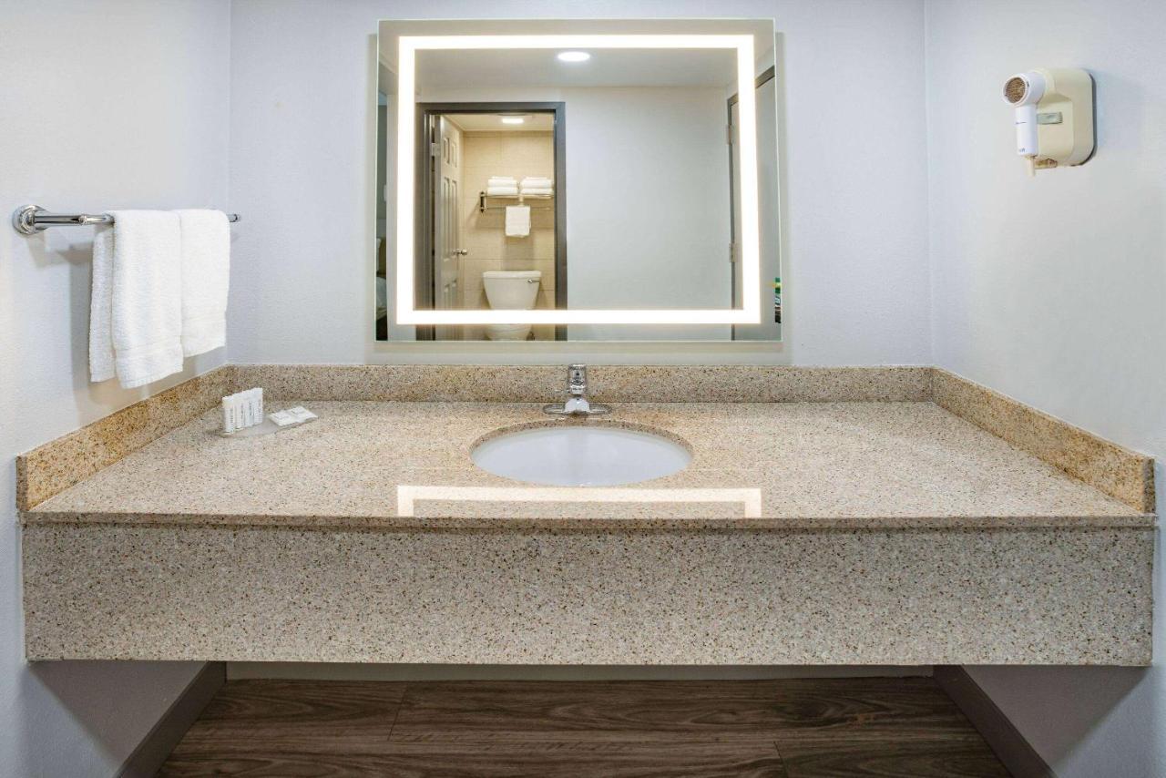 Wingate By Wyndham Fishkill Hotel Екстериор снимка